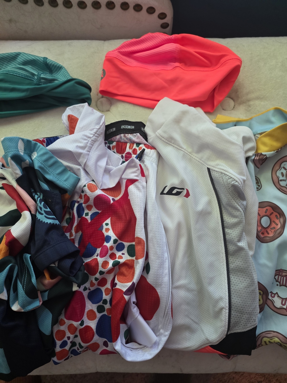 6 XL Cycling Jerseys With 2 Caps